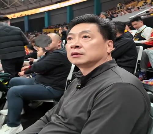 李春江观看CBA揭幕战！看到胡金秋戴上冠军戒指，眼里泛起了泪花