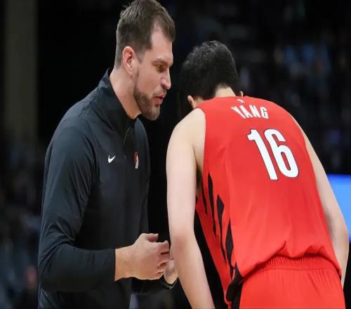 对比明显，国王次轮菜鸟砍下29+11，瀚森板凳坐穿只能静待机会