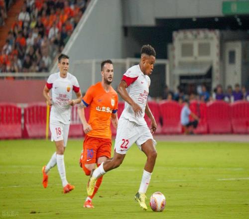 上港有望在中超夺冠后跟这位外援续约，表现能攻善守，已征服球迷