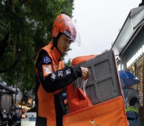 F1决赛日上海20余位“安全侠”骑手受邀观赛，与顶尖车手共赴速度之约