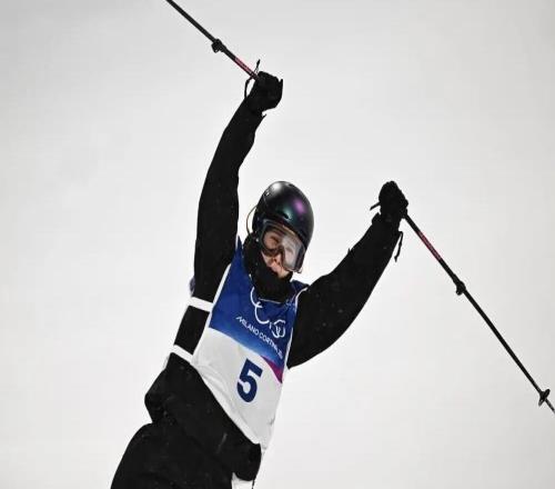 除夕夜 谷爱凌大跳台再摘一银