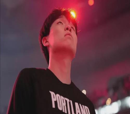 杨瀚森，连续4场被DNP！他确实打不了这比赛！