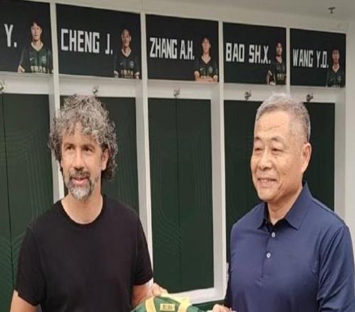 托马西造访浙江足球俱乐部，或者浙江队球衣