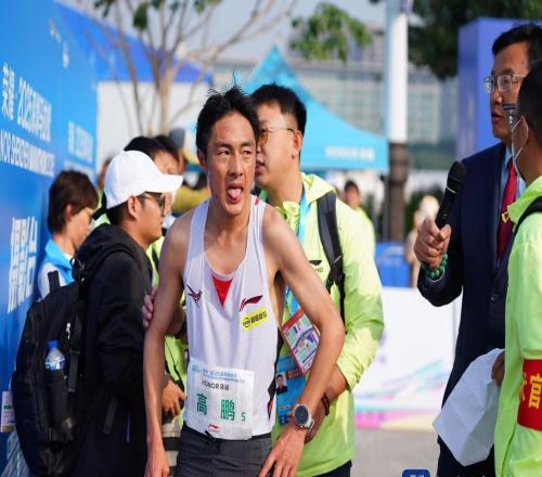 深马赛道串联山海天际 季军高鹏：沿途加油观众让人感动