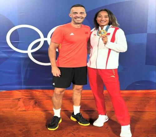 郑钦文双教练模式外媒称一姐在为自己错误买单，队报则指出一隐忧