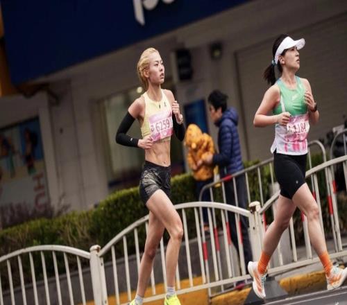 特写 | 女子半马的跑道，可不只是美丽的风景线