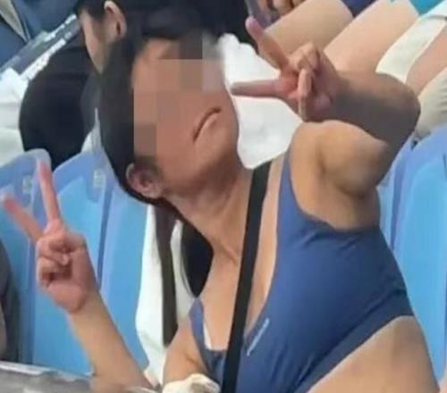 女子酒后扰乱赛场秩序，文明观赛不容“耍酒疯”|新京报快评