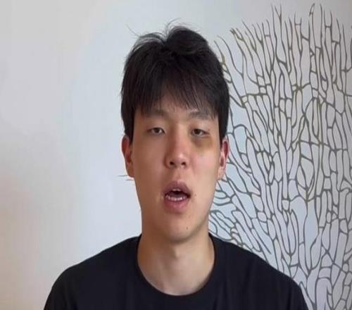 杨瀚森肿着熊猫眼回复东契奇：谢谢关注等你的手机号赛场见