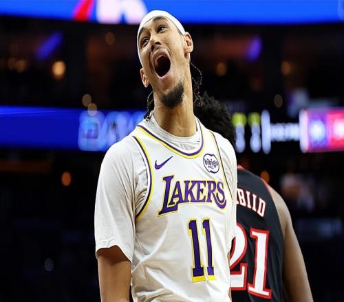 一上强度就不行了湖人替补中锋面对马刺的状态又一次跌落谷底