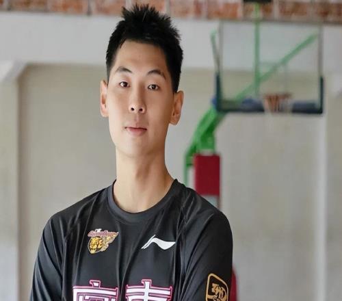 还未痊愈崔永熙深蹲30个+卧推11个+弹跳3.44米美女记者大赞