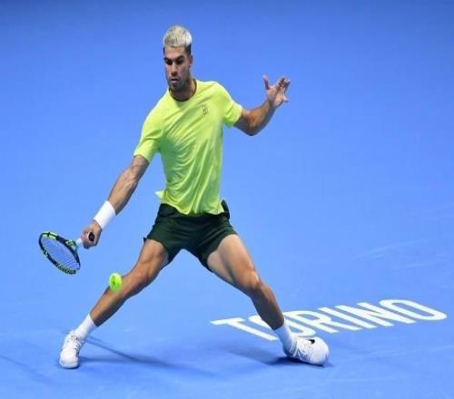 ATP总决赛：阿尔卡拉斯2-0击败德米纳尔，迎来开门红
