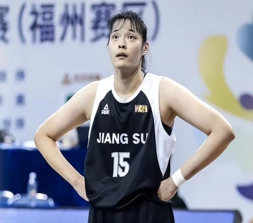 恭喜！中国女篮又一26岁2米王牌出炉：轰24+7，宫鲁鸣招进她吗