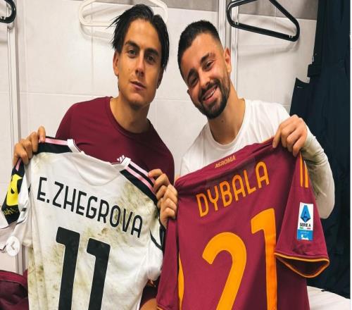 在尤文对阵罗马的比赛结束后，热格罗瓦与迪巴拉交换了球衣