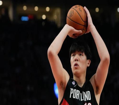 杨瀚森首秀被隔扣！被大帽！欢迎来到NBA！下半场没登场很正常