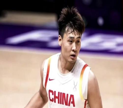 北京记者：陈盈骏已回到北京男篮训练，赵睿将本月下旬归队
