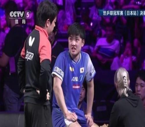 张本智和末局4-2叫医疗暂停，随后11-4大比分战胜王楚钦