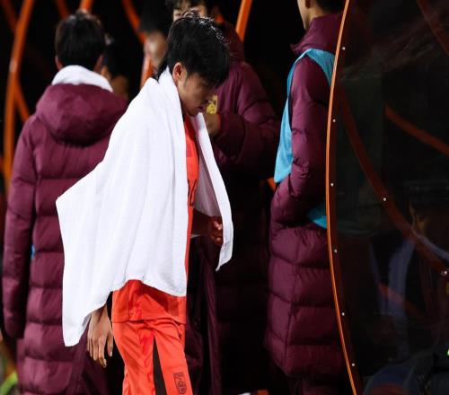 宋凯邵佳一观战黑脸！22岁美甲国脚3场3次送礼名记：中超禁赛5场