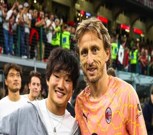 F1车手角田裕毅现身圣西罗：与魔笛合影，并在场边秀脚法