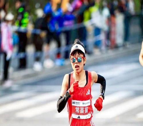 上海半马PB115︱从安徽村庄到上体大研究生，贷款读书的常苗苗用奔跑改变命运