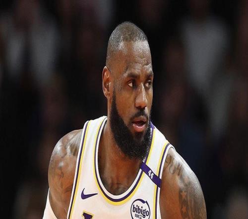 库里跟偶像詹姆斯做节目，忍不住要歌颂偶像詹姆斯！