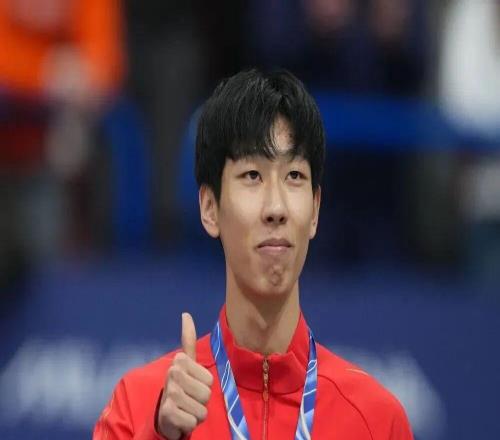 孙龙夺得短道速滑男子1000米银牌