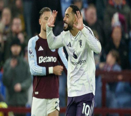 带不动，谢什科两分钟错失两次绝佳进球机会，库尼亚无奈抱头