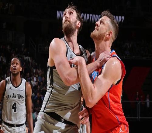 被切特打爆了，马刺内线大将回到第二阵容可能反而是件好事情