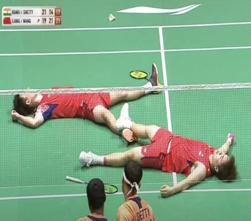 梁伟铿/王昶2-1逆转战胜兰基雷迪/谢提，夺得香港羽毛球公开赛冠军