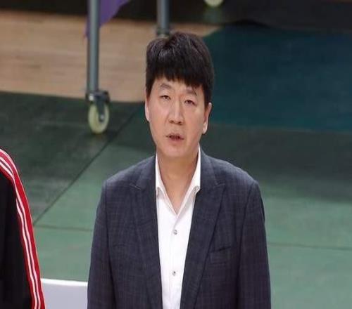 2场三分11中1山东男篮外援选错高诗岩只想证明自己缺护筐蓝领