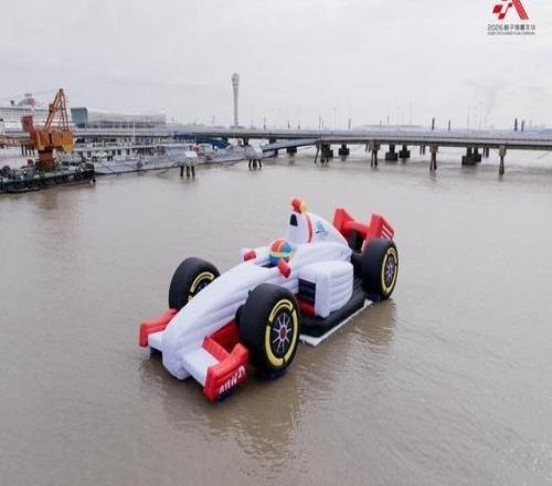 从《飞驰人生》到飞驰人生：2026格子旗嘉年华启幕 经典F1战车亮相西岸
