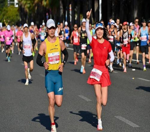跑给谁看？——城市马拉松中的身体展示与身份展示