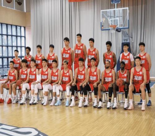 广州队拍定妆照！郭艾伦坐C位，还染了一个新发型