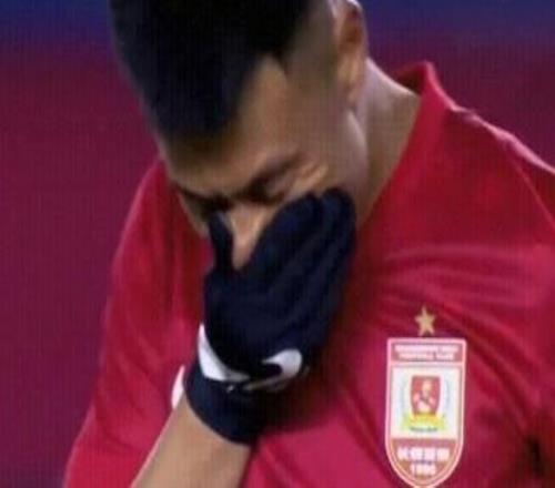 谭龙效力亚泰8年陪球队降级又冲超，如今再次跟随球队降级