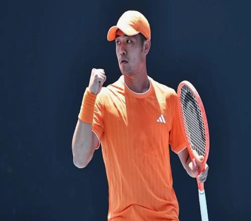 澳网正赛首轮收官日：王欣瑜93分钟打卡下班，吴易昺淘汰“击败过德约”的意大利选手