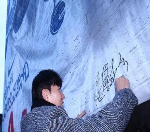即将重返托特纳姆热刺球场，孙兴慜在他的壁画上签名