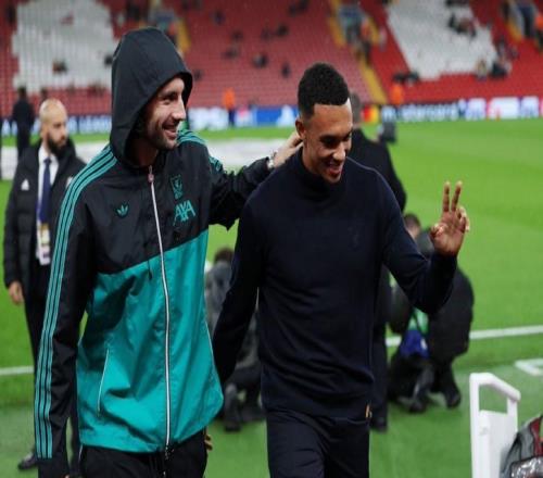 关系不错，阿诺德重返安菲尔德，和索博肩并肩走入球员通道