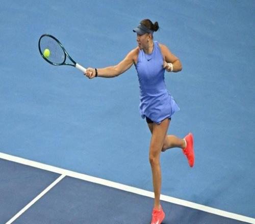 阿尼西莫娃2-1逆转穆霍娃，职业生涯首次闯入中网八强