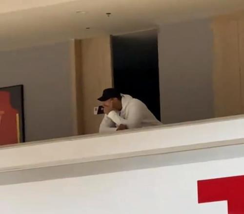 好久不见！易建联现身球馆身材保持超好球迷调侃他在回忆往昔