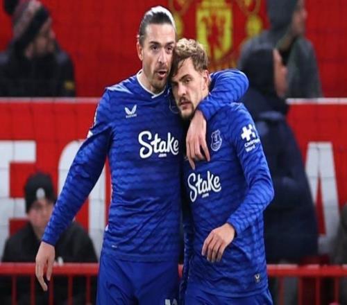 自06年以来，埃弗顿首次在英超上半场染红的情况下赢球