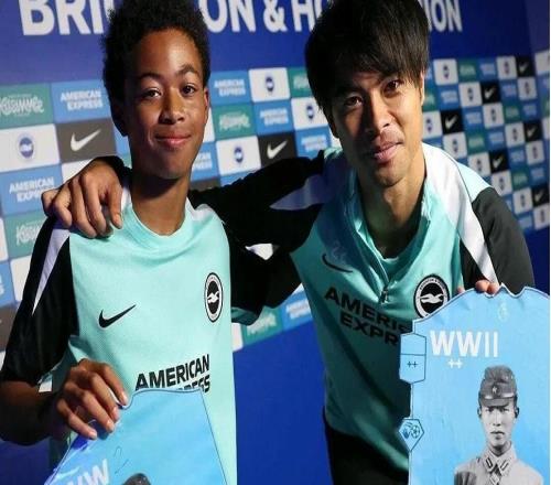 英超日本国脚与战犯照片合影，其俱乐部比赛在中国照常直播引球迷不满，咪咕客服回应