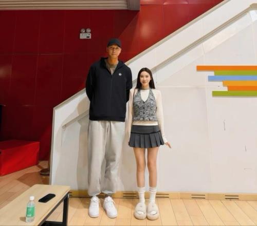 6家CBA球队更新外援名单，易建联合影女球迷，袁堂文因伤推迟体测