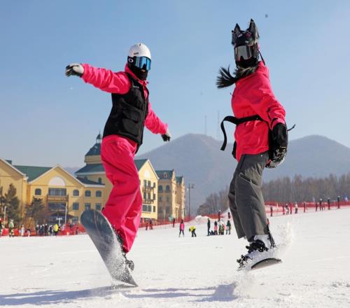 冬奥热潮涌动新春 冰雪经济焕彩年味