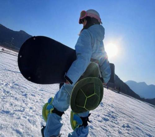 掏空中产钱包的滑雪，在“穷鬼”年轻人手里彻底栽了