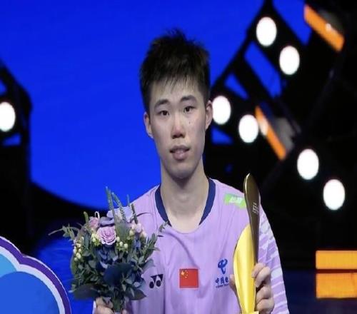 翁泓阳2-0战胜林俊易，获得中国羽毛球大师赛男单冠军