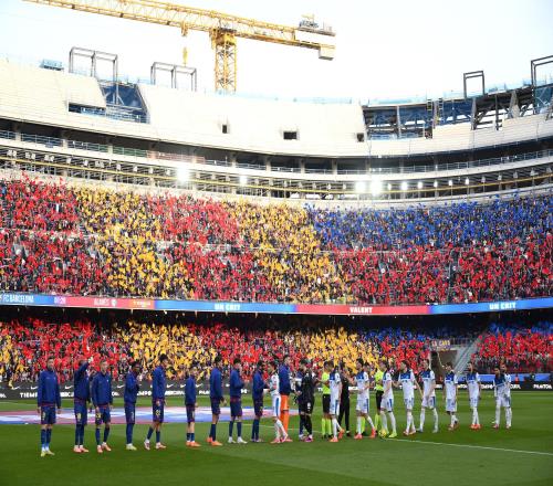 翻修球场，“连滚带爬”为的是“从从容容”