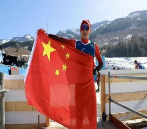 米兰冬残奥会首个比赛日，国歌响彻意大利泰塞罗越野滑雪体育场｜米兰冬残奥会特别报道