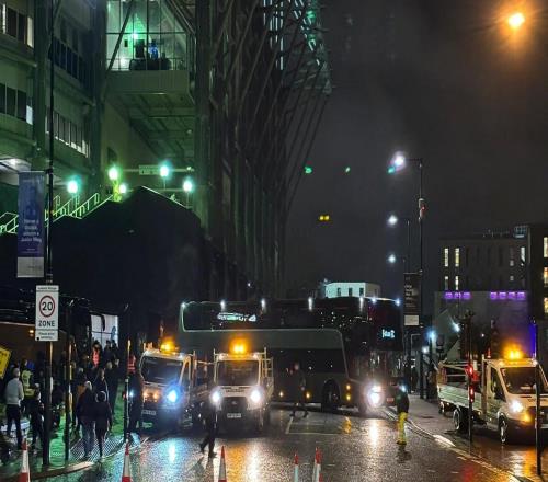 富勒姆球队大巴在英联杯赛前和一辆货车剐蹭，车体出现大划痕