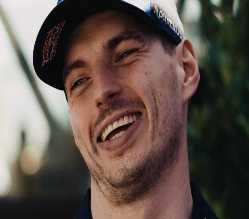 DUDUDUDU 维斯塔潘驾驶梅奔赛车夺冠！