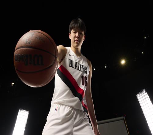 媒体人：杨瀚森足够努力，但现在实力还差的有点远