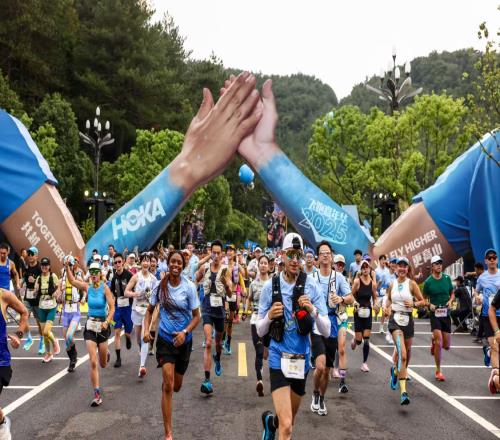 “脏”也过瘾！2025 HOKA飞跑嘉年华集结两千跑者并肩开野